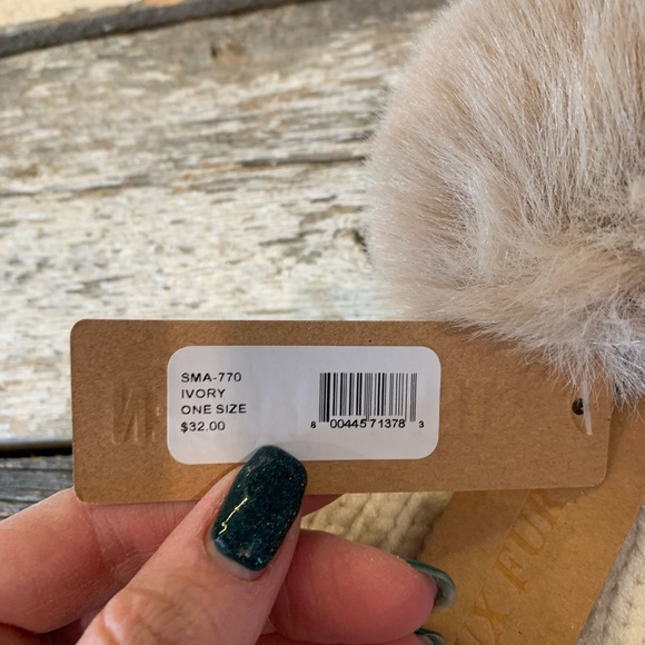 Steve Madden | NWT Ivory Toque w Pompom - Picture 5 of 5